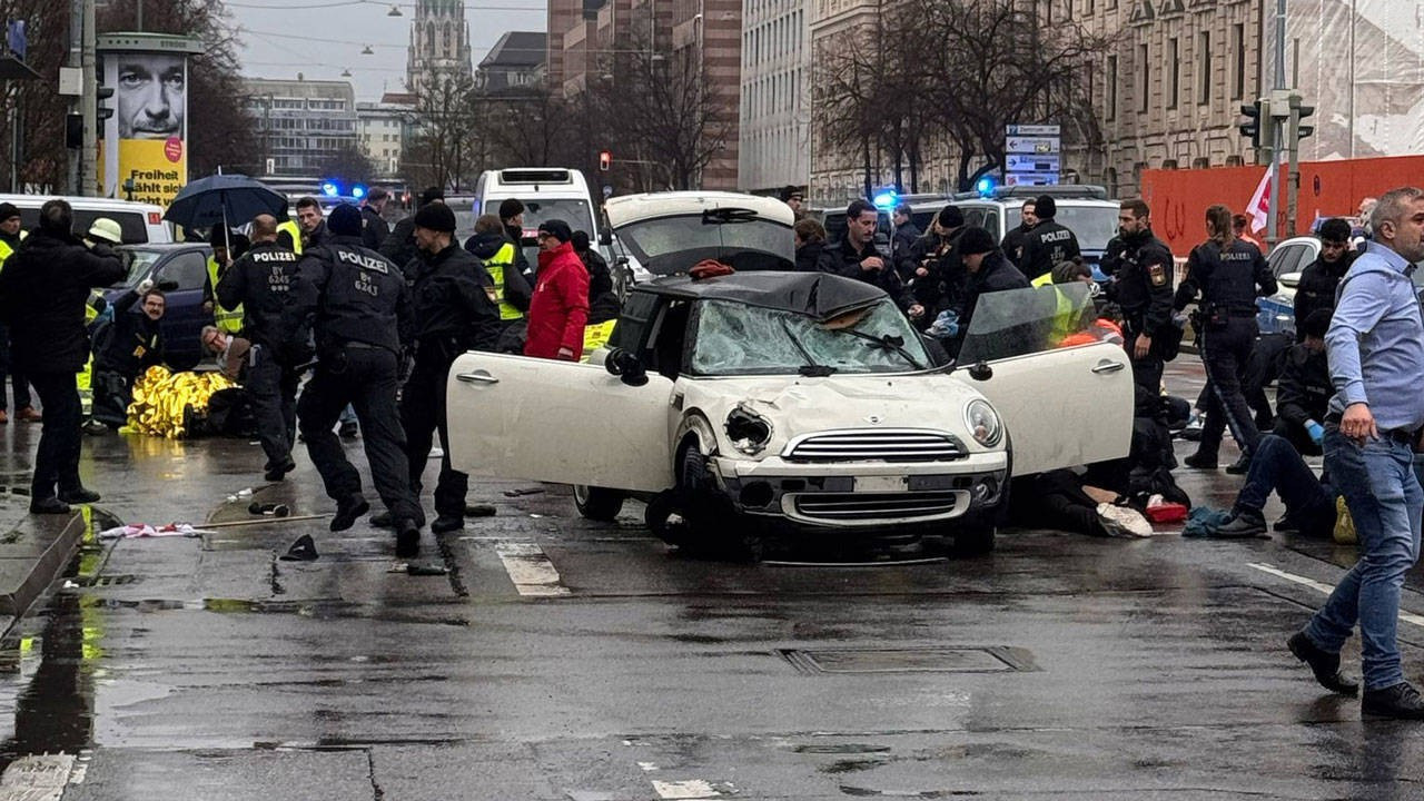 Almanya Berlin'de araç kalabalığa daldı: Yaralılar var Almanya Berlin'de araç kalabalığa daldı: Yaralılar var