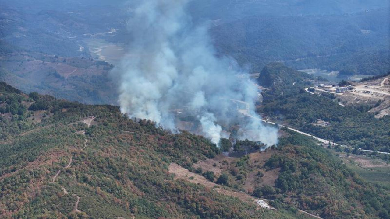 Düzce'de orman yangını: Helikopter ve 20 araç söndürme çalışmalarına katıldı Düzce'de orman yangını: Helikopter ve 20 araç söndürme çalışmalarına katıldı