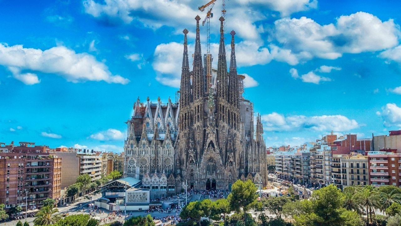 Aktivistler Sagrada Familia’ya boya fırlattı