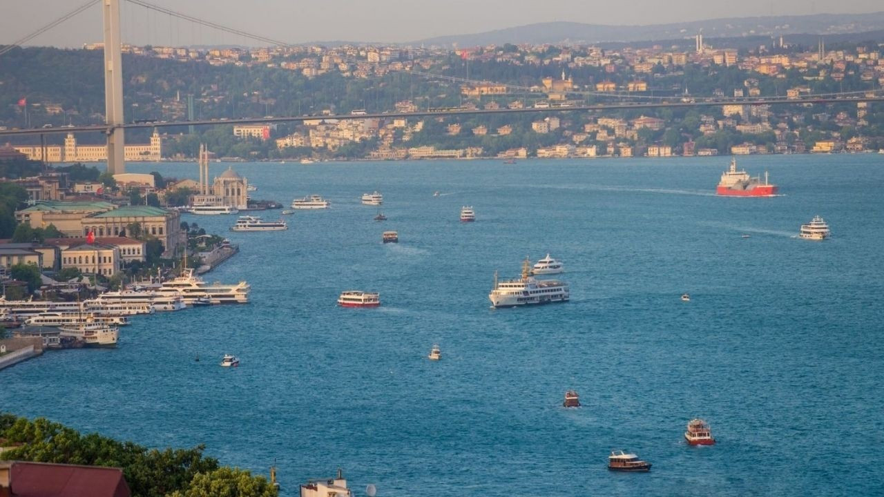 Valilik, İstanbul Boğazı kıyılarını işgal eden teknelerin kaldırılmasını istedi Valilik, İstanbul Boğazı kıyılarını işgal eden teknelerin kaldırılmasını istedi